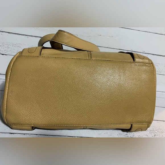 Tignanello Leather Shoulder Purse - Multi-Pocket Bag - Stylish and Functional - Picture 9 of 13